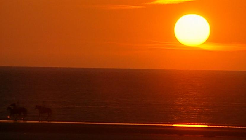 Omaha_Beach_Sunset,_Normandy